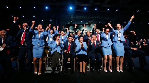 2015年7月31日,在吉隆坡举行的国际奥委会第128次全会上,北京申冬奥代表团成员庆祝获得举办权