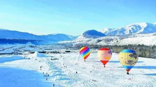 游客在喀纳斯景区禾木村迎接新年第一天,很多游客选择乘坐热气球从空中一览雪乡美景