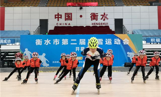 开幕式现场,小学生进行轮滑表演